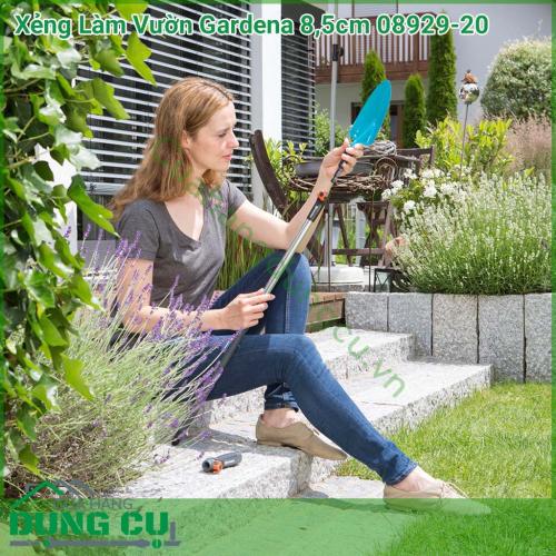 Xẻng xúc đất làm vườn Gardena tiết diện xúc rộng 8,5 cm, dài 12cm . Cán tay cầm chấy nhiệu nhựa cao cấp giúp người dùng thoải mái khi sử dụng. Xẻng được phủ lớp duroplast giúp chống gỉ, ăn mòn.