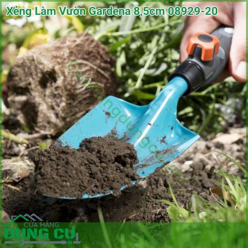 Xẻng xúc đất làm vườn Gardena tiết diện xúc rộng 8,5 cm, dài 12cm . Cán tay cầm chấy nhiệu nhựa cao cấp giúp người dùng thoải mái khi sử dụng. Xẻng được phủ lớp duroplast giúp chống gỉ, ăn mòn.