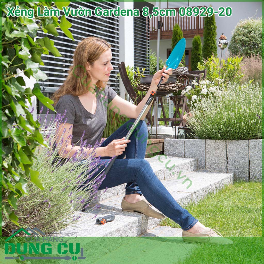 Xẻng xúc đất làm vườn Gardena tiết diện xúc rộng 8,5 cm, dài 12cm . Cán tay cầm chấy nhiệu nhựa cao cấp giúp người dùng thoải mái khi sử dụng. Xẻng được phủ lớp duroplast giúp chống gỉ, ăn mòn.